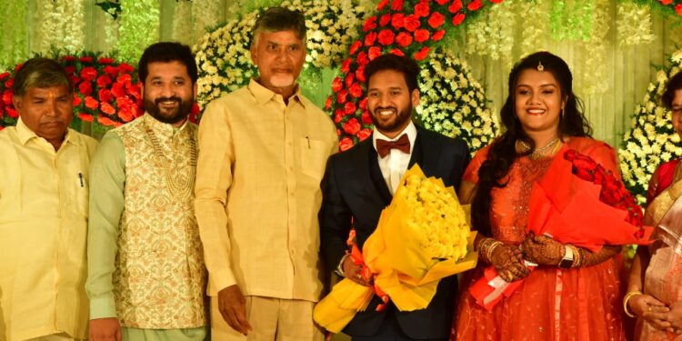 నూతన వధు వరులను ఆశీర్వదించిన నారా చంద్రబాబు నాయుడు