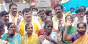 కడప జిల్లాలో పేదల ఇళ్లు కూల్చేసిన ప్రభుత్వం