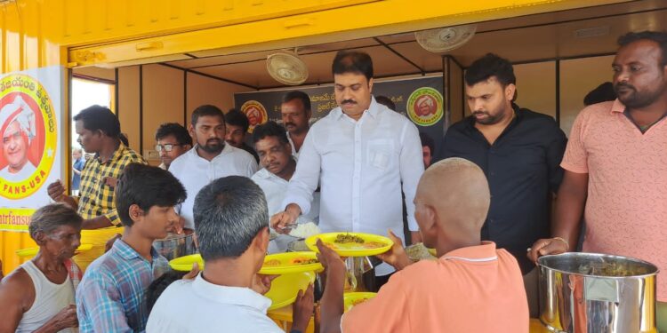 గుంటూరు అన్నక్యాంటిన్లో నారా రోహిత్ జన్మదిన వేడుకలు