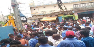 నోటీసులు ఇవ్వకుండా ఇళ్లు కూల్చివేస్తారా?