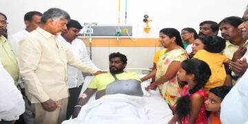 గాయపడిన కార్యకర్తలకు చంద్రబాబు పరామర్శ