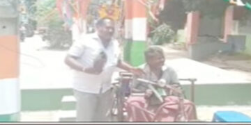 జగన్‌కు ఓటేసినందుకు చెప్పుతో కొట్టుకున్న దివ్యాంగుడు