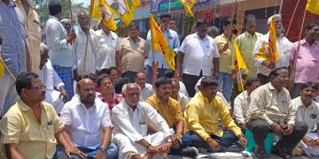 క్రోసూరులో షాపుకు తాళం వేసిన అధికారులు