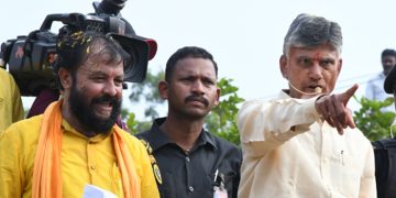 హత్యలు చేసేది మీరు.. కేసులు మాపైనా?