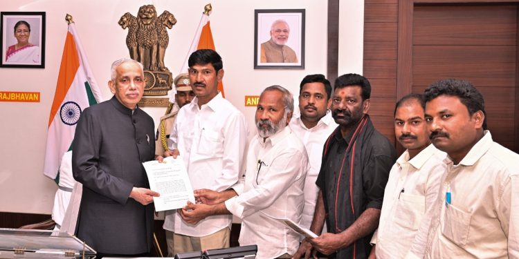 గిరిజనులపై దారుణాలను అరికట్టేలా రాష్ట్ర ప్రభుత్వాన్ని అదేశించండి