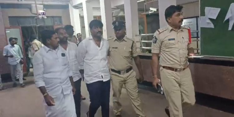 పోలీసుల అదుపులో బీటెక్ రవి