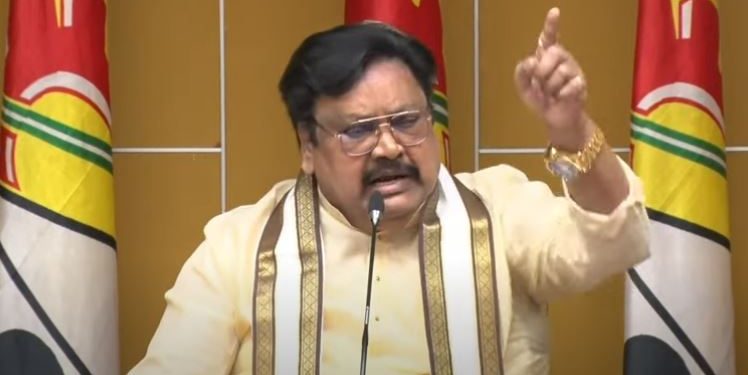 చంద్రబాబును ఇబ్బందిపెట్టే అధికారులకు అవార్డులు, రివార్డులు.. లేనివారికి బెదిరింపులు