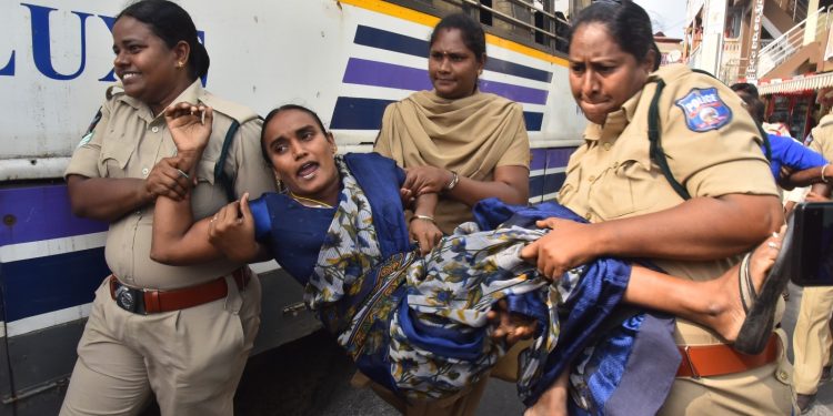 అంగన్వాడీలపై ఉక్కుపాదం