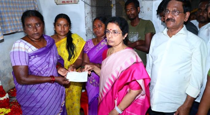 కంటిరెప్పల్లా కాపాడుకుంటాం – అధైర్య పడొద్దు… మీతో మేముంటాం