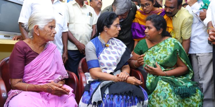 కన్నీరు తుడుస్తూ…