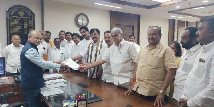 ఇంటివద్దనే సకాలంలో పింఛన్ అందించాలి