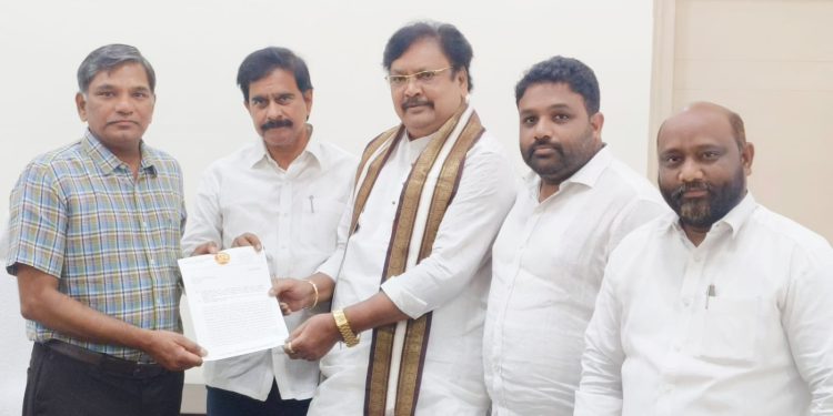 ప్రచారంలో ‘కోడ్’ ఉల్లంఘిస్తున్న జగన్రెడ్డి