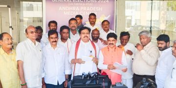 జగన్‌ పై రాయి దాడి డ్రామా కేసు సీబీఐకి అప్పగించాలి