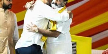 వేదికపైకి చిరంజీవికి స్వాగతం పలికిన బాలయ్య