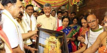 దుర్గమ్మను దర్శించుకున్న చంద్రబాబు దంపతులు