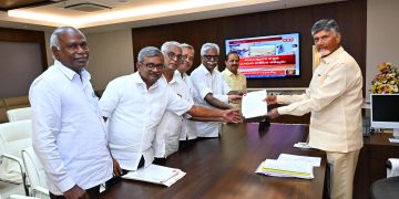 సీఎం చంద్రబాబును కలిసి సీపీఎం నేతలు