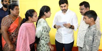 అప్పు చెల్లించకుండా పోలీసు అధికారి బెదిరిస్తున్నారు