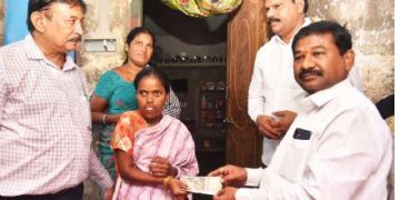 వర్షాన్ని లెక్కచేయకుండా ఇంటింటికి తిరిగి పింఛన్లు పంపిణీ చేసిన మంత్రి డోలా