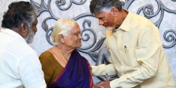 పేదల ఇళ్లకు స్థలమిస్తా ముఖ్యమంత్రి వద్ద వృద్ధురాలి ఉదారత