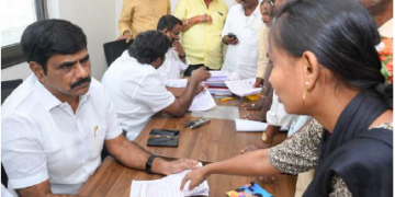 కబ్జాకోరుకు పోలీసుల అండ