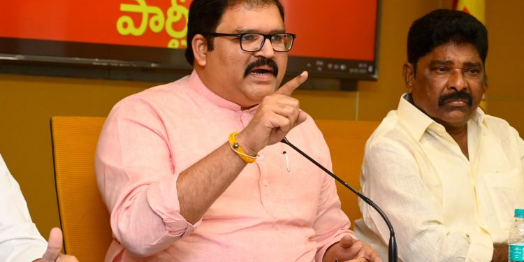 ఇదిగో సీసీ ఫుటేజ్‌..జగన్‌రెడ్డీ సమాధానం చెప్పు?