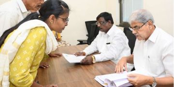 ఇళ్లస్థలాల పేరుతో వైసీపీ సర్పంచ్‌ భారీ టోకరా