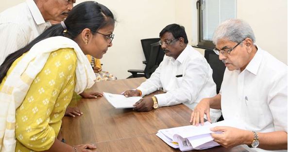 ఇళ్లస్థలాల పేరుతో వైసీపీ సర్పంచ్ భారీ టోకరా