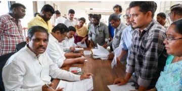 వాగును ఆక్రమించి నీటికి అడ్డుకట్ట