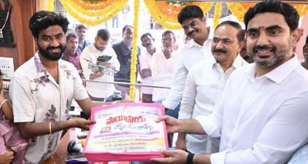 సాయిప్రియ హ్యాండ్లూమ్స్ షోరూమ్ ప్రారంభించిన మంత్రి లోకేష్