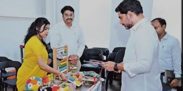 ప్రభుత్వ పాఠశాలలకు అందించే వివిధ రకాల కిట్లను.. పరిశీలించిన మంత్రి లోకేష్‌