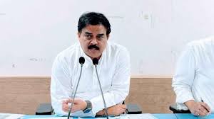 నిన్న మనిషిని తొక్కించారు..నేడు మామిడికాయలు తొక్కించారు..