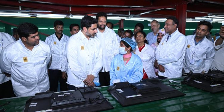 దేశంలోనే తొలిసారి ప్రభుత్వ పాఠశాలలో స్మార్ట్‌ కిచెన్‌