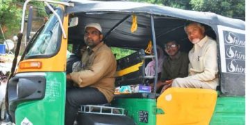 14 కిలోమీటర్లు ఆటోలో..సీఎం చంద్రబాబు ప్రయాణం