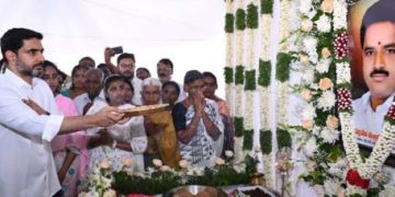 చంద్రగిరిలో టీడీపీ నేత కుటుంబానికి మంత్రి లోకేష్ పరామర్శ