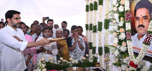 చంద్రగిరిలో టీడీపీ నేత కుటుంబానికి మంత్రి లోకేష్ పరామర్శ