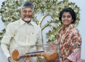 శ్రీచరణిని అక్కున చేర్చుకున్న సీఎం చంద్రబాబు