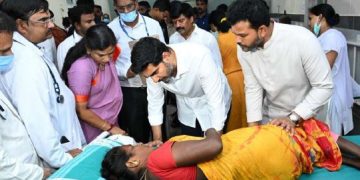ఆసుపత్రిలో బాధితులకు మంత్రి లోకేష్‌ ఆత్మీయ పరామర్శ