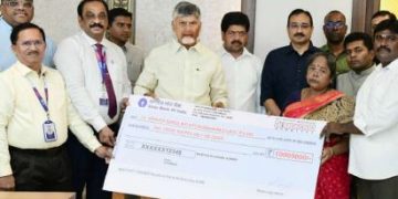 రోడ్డు ప్రమాదంలో ఎక్సైజ్‌ హెడ్‌ కానిస్టేబుల్‌ మృతి..కుటుంబానికి రూ.కోటి పరిహారం