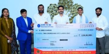 మహిళా క్రికెటర్ శ్రీచరణికి భారీ నగదు ప్రోత్సాహం