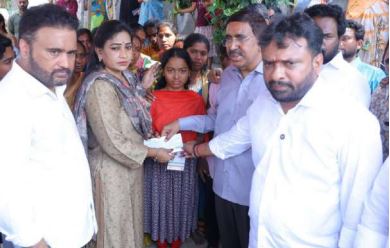 వేట్లపాలెం మతుల కుటుంబాలకు సాయం