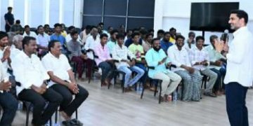 కృష్ణమ్మ ఒడినుంచి..పడవల ‘వంద’నం!