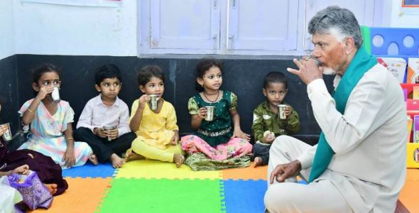అంగన్వాడీ కేంద్రానికి ఇండక్షన్ స్టవ్ లు