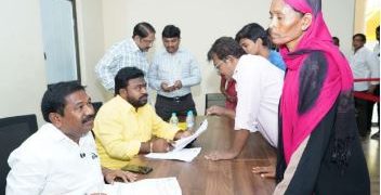 బస్‌స్టేషన్‌లో షాపులపై వైసీపీ నేతల కన్ను