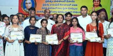 విద్యతోనే అన్ని రంగాల్లోనూ అందలం
