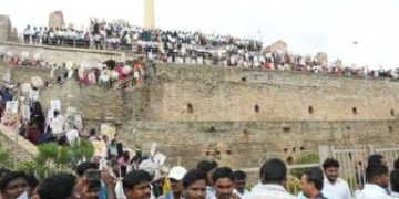 గొడ్డలి పార్టీపై ఉపాధ్యాయుల దండయాత్ర