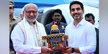 గన్నవరం విమానాశ్రయానికి చేరుకున్న భారత ఉప రాష్ట్రపతి సిపి రాధాకృష్ణన్‌కు గవర్నర్ అబ్దుల్ నజీర్ గారితో కలిసి విద్య, ఐటి శాఖల మంత్రి నారా లోకేష్ స్వాగతం పలికారు.