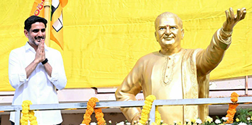 వెంకటపాలెంలో ఎన్టీఆర్ విగ్రహానికి విద్య,ఐటీ శాఖల మంత్రి నారా లోకేష్, మంత్రులు, ఎమ్మెల్యేలు, ఎమ్మెల్సీలు ఎన్టీఆర్ విగ్రహానికి నివాళులు అర్పించి అసెంబ్లీకి బయలుదేరి వెళ్లారు