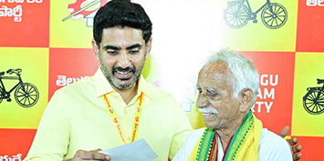 విజయనగరం నియోజకవర్గం టీడీపీ కార్యకర్తల సమావేశంలో తెలుగుదేశం పార్టీ కార్యనిర్వాహక అధ్యక్షుడు నారా లోకేష్  పాల్గొన్నారు.
