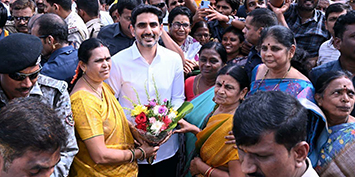 బళ్లారి మండలం కుడితినిలో మంత్రి నారా లోకేష్‌కు స్థానిక తెలుగు సంఘాల ఆధ్వర్యంలో ఘన స్వాగతం పలికారు.