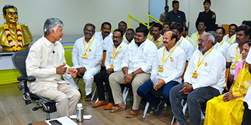 టీడీపీ కేంద్ర కార్యాలయంలో శిక్షణా తరగతుల ట్రైనర్స్‌తో ముఖ్యమంత్రి చంద్రబాబు నాయుడు గారు సమావేశం అయ్యారు.